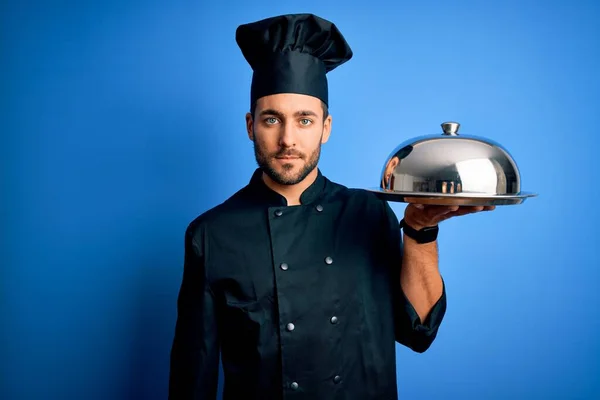 Junger Mann Mit Bart Trägt Uniformiertes Tablett Mit Kuppel Über — Stockfoto