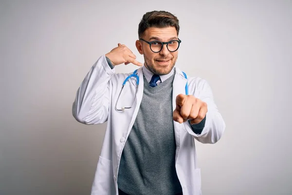 Ung Läkare Man Med Blå Ögon Bär Medicinsk Rock Och — Stockfoto