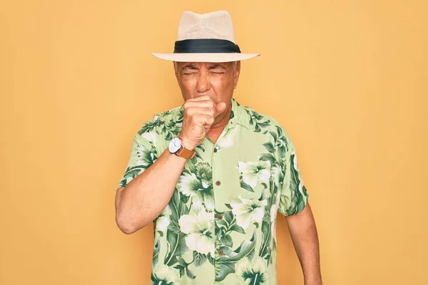 Starší Šedovlasý Muž Středního Věku Letním Kloboukem Květinovou Košilí Dovolené — Stock fotografie