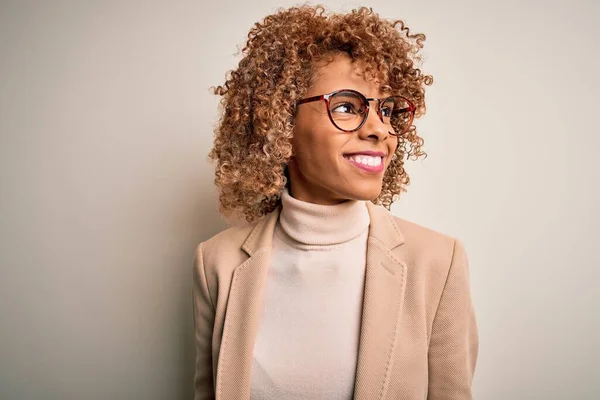 Beautiful African American Businesswoman Wearing Glasses Isolated White Background Looking — Stock Photo, Image