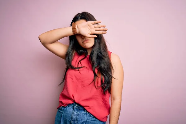 Young Brunette Woman Wearing Casual Summer Shirt Pink Isolated Background — Stock Photo, Image