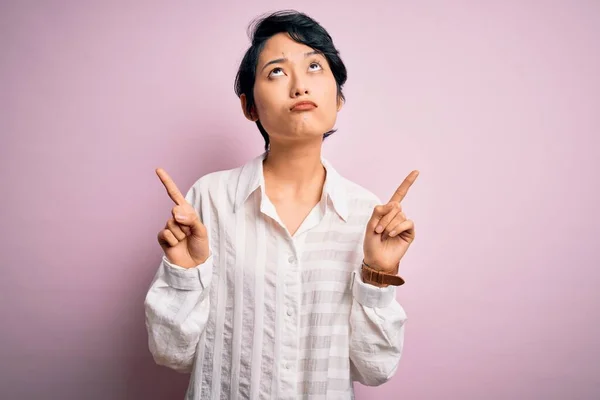 Ung Vacker Asiatisk Flicka Bär Casual Skjorta Stående Över Isolerade — Stockfoto