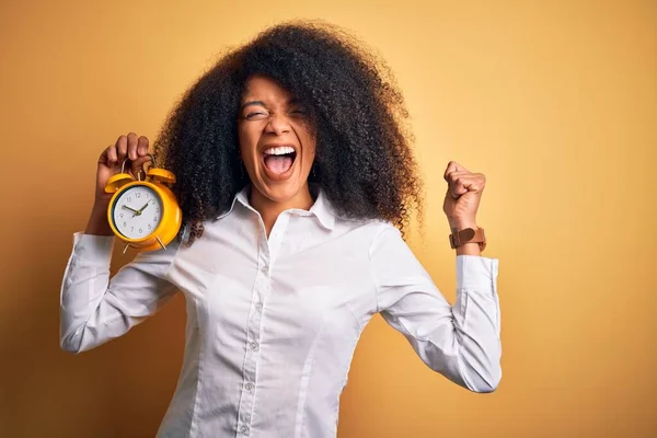 Mujer Afroamericana Joven Con Pelo Afro Sosteniendo Reloj Despertador Clásico —  Fotos de Stock