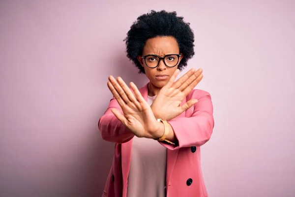 Ung Vacker Afroamerikansk Afro Affärskvinna Med Lockigt Hår Bär Rosa — Stockfoto