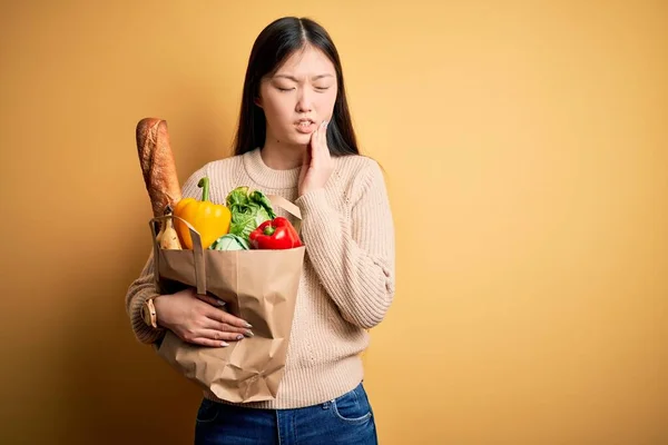 Young Asian Woman Holding Paper Bag Fresh Healthy Groceries Yellow — Stock Photo, Image