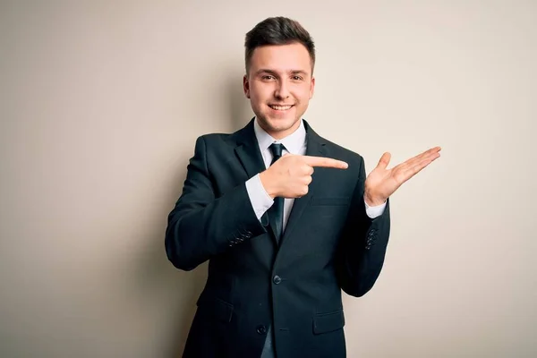 Jovem Homem Negócios Bonito Vestindo Terno Elegante Gravata Sobre Fundo — Fotografia de Stock