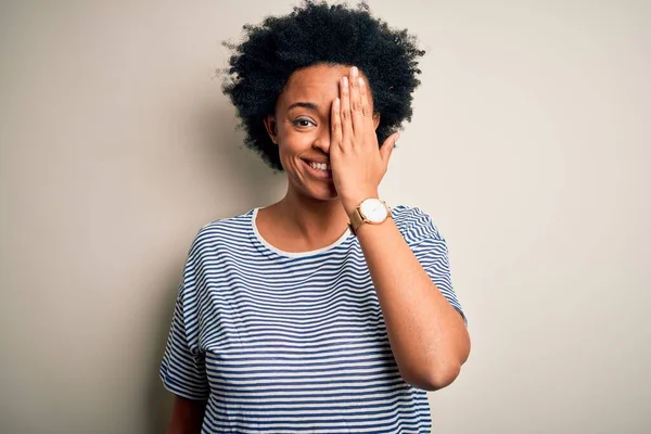 Joven Mujer Afro Afroamericana Hermosa Con Pelo Rizado Con Camiseta — Foto de Stock