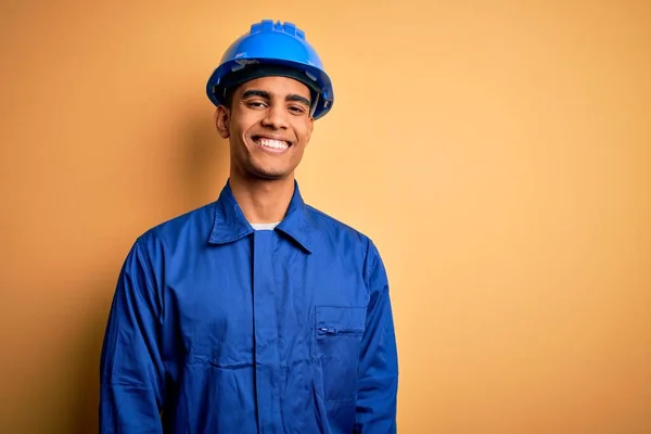 Mladý Pohledný Africký Americký Dělník Modré Uniformě Bezpečnostní Přilbě Veselým — Stock fotografie