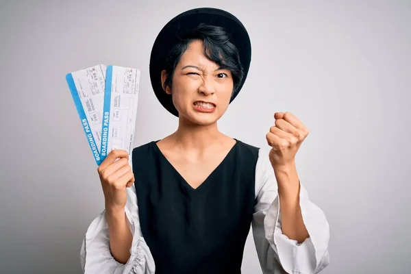 Νεαρή Όμορφη Κινέζα Τουρίστρια Που Κρατάει Την Κάρτα Επιβίβασης Λευκό — Φωτογραφία Αρχείου