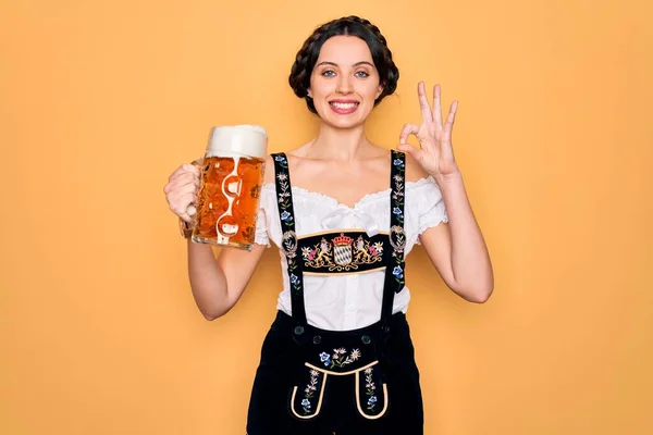 Mooie Duitse Vrouw Met Blauwe Ogen Traditionele Octoberfest Jurk Drinken — Stockfoto
