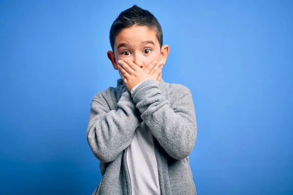 Een Klein Jongetje Met Een Sporttrui Een Blauwe Geïsoleerde Achtergrond — Stockfoto