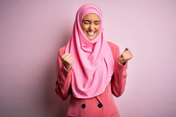 Jovem Mulher Negócios Bonita Morena Vestindo Hijab Muçulmano Rosa Jaqueta — Fotografia de Stock