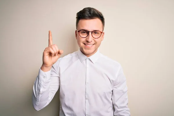 Joven Negocio Guapo Mas Con Gafas Camisa Elegante Sobre Fondo — Foto de Stock