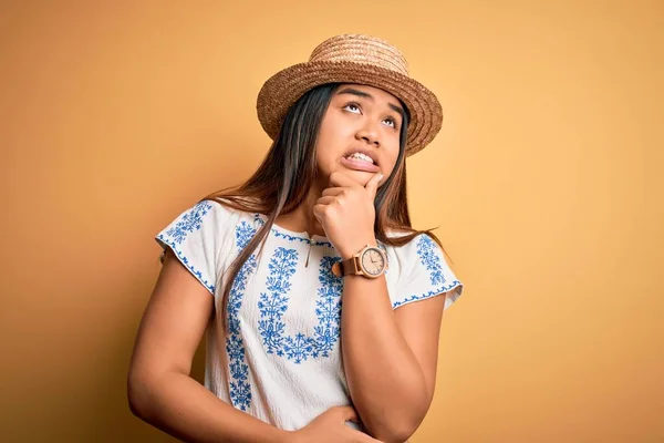 Jong Mooi Aziatisch Meisje Dragen Casual Shirt Hoed Staan Gele — Stockfoto