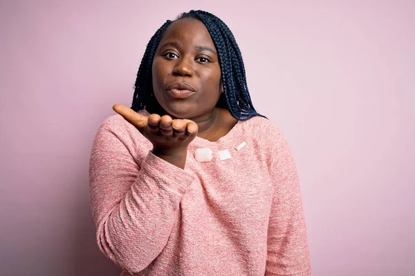 Eine Afroamerikanische Size Frau Mit Zöpfen Lässigem Pullover Vor Rosa — Stockfoto