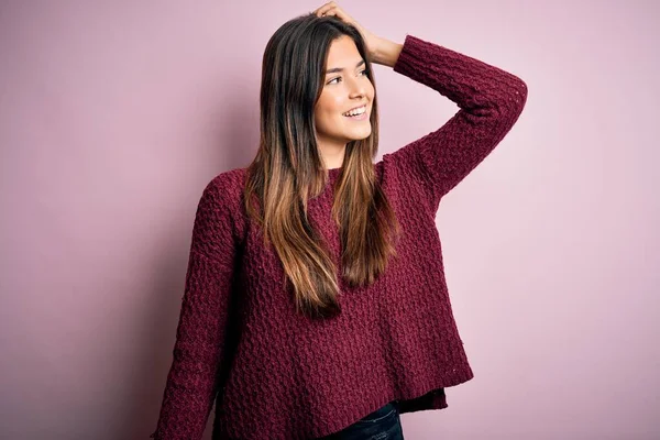 Giovane Bella Ragazza Indossa Maglione Casual Sfondo Rosa Isolato Sorridente — Foto Stock