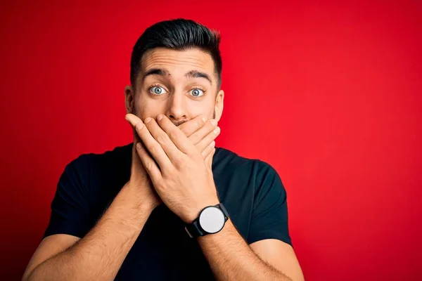 Joven Hombre Guapo Con Camiseta Negra Casual Pie Sobre Fondo — Foto de Stock