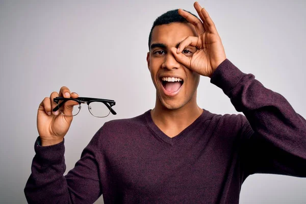 Joven Hombre Óptico Afroamericano Guapo Sosteniendo Gafas Sobre Fondo Blanco — Foto de Stock