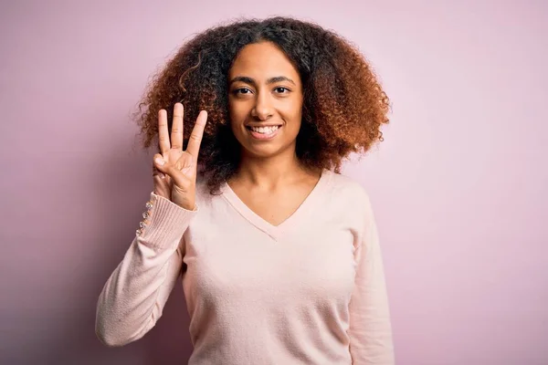 Ung Afrikansk Amerikansk Kvinna Med Afro Hår Bär Casual Tröja — Stockfoto