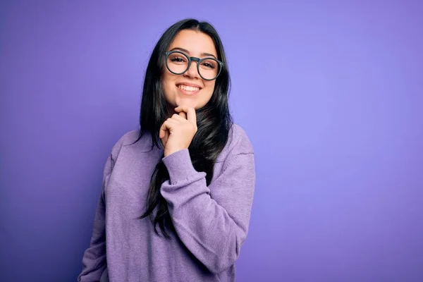 Mujer Morena Joven Con Gafas Sobre Fondo Aislado Púrpura Mirando —  Fotos de Stock
