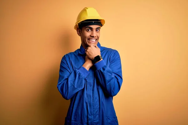 Νεαρός Όμορφος Αφροαμερικάνος Εργάτης Μπλε Στολή Και Κράνος Γελάει Νευρικός — Φωτογραφία Αρχείου