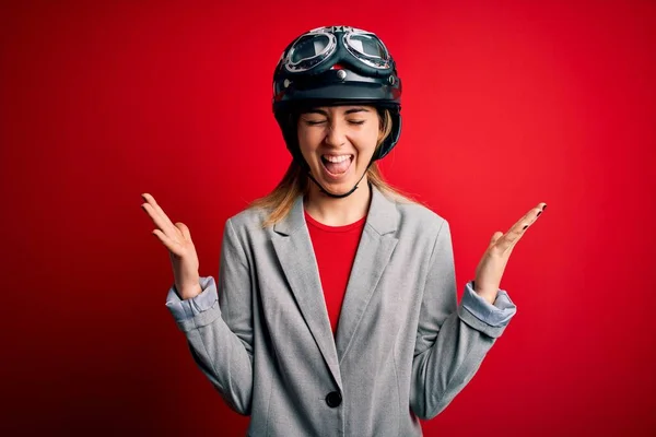 Jovem Mulher Motociclista Loira Bonita Usando Capacete Motocicleta Sobre Fundo — Fotografia de Stock