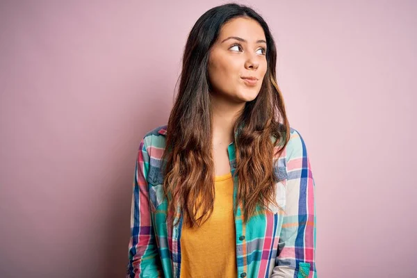 Giovane Bella Donna Bruna Indossa Casual Camicia Colorata Piedi Sfondo — Foto Stock