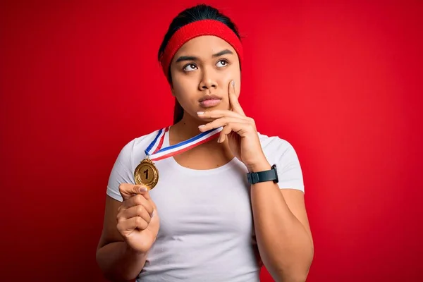 Νεαρό Κορίτσι Πρωταθλητής Της Ασίας Κερδίζει Μετάλλιο Στέκεται Πάνω Από — Φωτογραφία Αρχείου