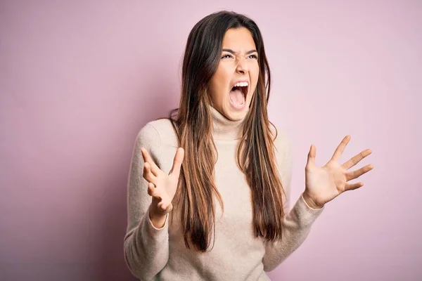 Jong Mooi Meisje Dragen Casual Coltrui Staan Geïsoleerde Roze Achtergrond — Stockfoto