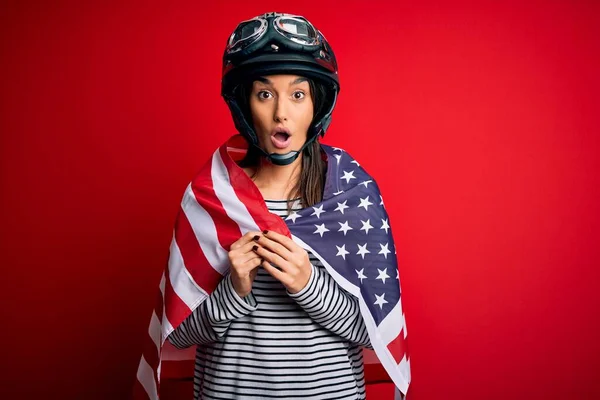 Νεαρή Όμορφη Πατριωτική Μοτοσικλετίστρια Γυναίκα Φορώντας Moto Κράνος Και Σημαία — Φωτογραφία Αρχείου