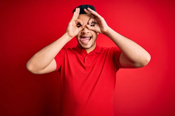 Ung Stilig Man Klädd Röd Casual Polo Stående Över Isolerad — Stockfoto