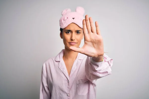 Jovem Bela Mulher Morena Vestindo Pijama Máscara Sono Sobre Fundo — Fotografia de Stock