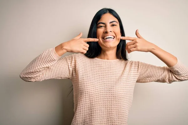 Junge Schöne Hispanische Frau Trägt Eleganten Rosa Pullover Über Isoliertem — Stockfoto