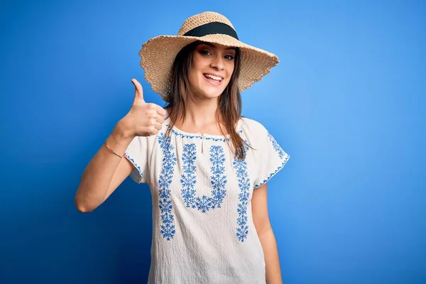 Joven Mujer Morena Hermosa Con Camiseta Casual Sombrero Verano Sobre — Foto de Stock