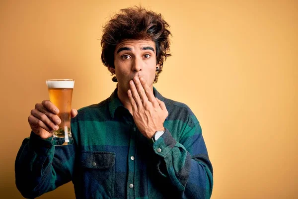 Jeune Bel Homme Buvant Verre Bière Debout Sur Fond Jaune — Photo