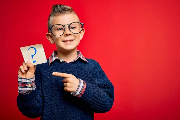 Kleines Kaukasisches Kind Mit Brille Papiernote Mit Fragezeichen Sehr Glücklich — Stockfoto