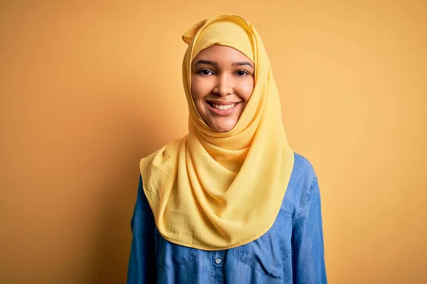 Joven Mujer Hermosa Con Pelo Rizado Usando Hiyab Tradicional Árabe —  Fotos de Stock