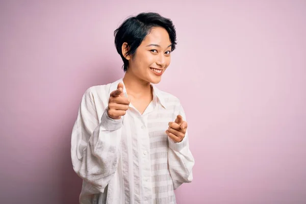 Jovem Bela Menina Asiática Vestindo Camisa Casual Sobre Fundo Rosa — Fotografia de Stock