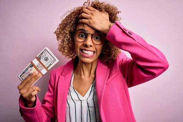 Jeune Femme Frisée Afro Américaine Tenant Tas Billets Dollars Sur — Photo