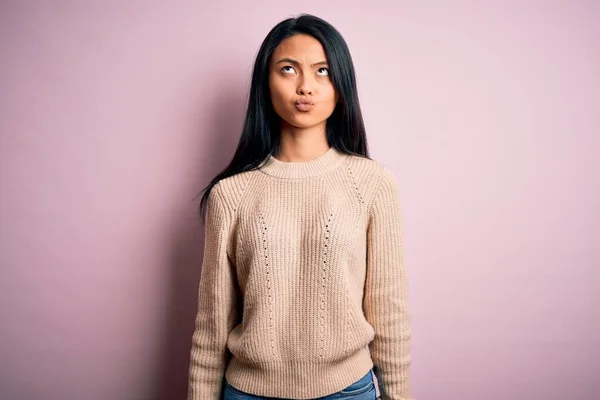 Junge Schöne Chinesin Lässigem Pullover Über Isoliertem Rosa Hintergrund Macht — Stockfoto