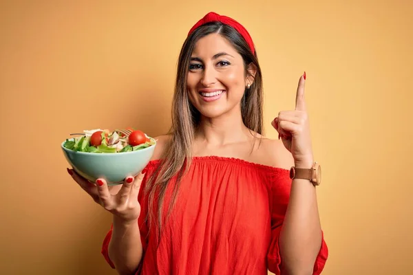 Ung Vacker Brunett Kvinna Äter Hälsosam Sallad Över Isolerad Gul — Stockfoto