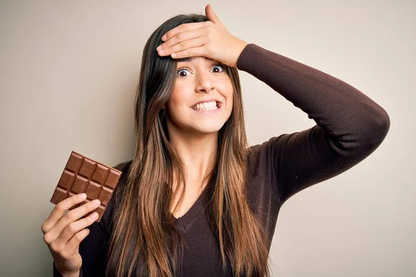 Junges Schönes Mädchen Mit Einer Süßen Tafel Schokolade Vor Isoliertem — Stockfoto