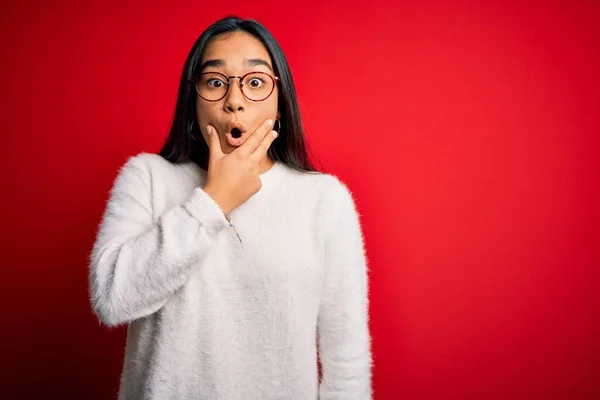 Jovem Bela Mulher Asiática Vestindo Camisola Casual Óculos Sobre Fundo — Fotografia de Stock