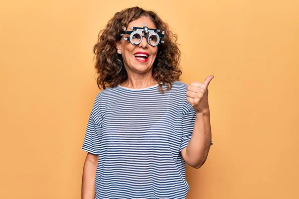 Medioevo Bella Donna Controllo Visione Utilizzando Occhiali Optometria Sfondo Giallo — Foto Stock