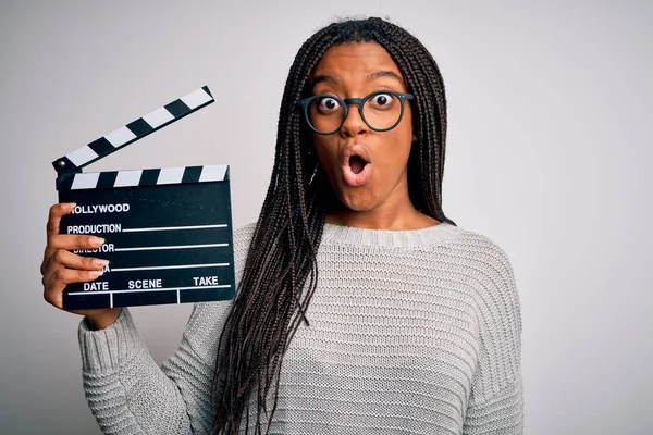 Giovane Afroamericana Regista Ragazza Riprese Film Utilizzando Clapboard Sfondo Isolato — Foto Stock