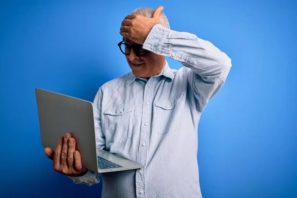 Medelålders Stilig Hoary Affärsman Bär Glasögon Som Arbetar Med Bärbar — Stockfoto