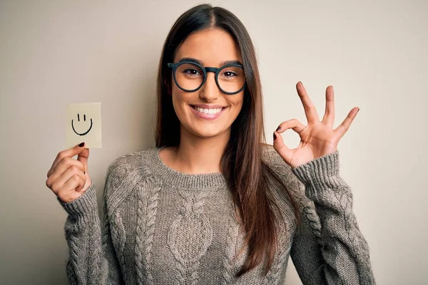Młoda Piękna Brunetka Kobieta Nosi Okulary Trzymając Papier Emotikonami Uśmiech — Zdjęcie stockowe