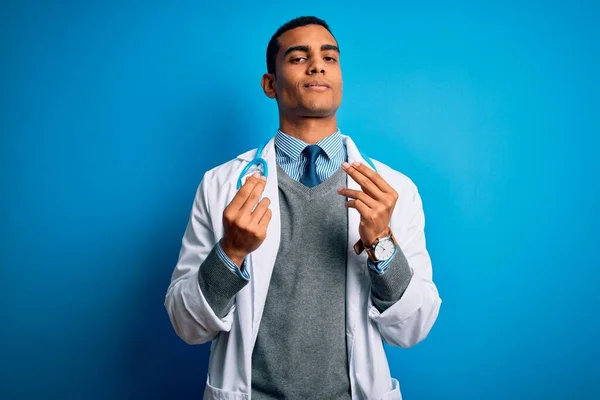 英俊的非洲裔美国医生 身穿外套和听诊器 头戴蓝色背景 一只眼罩着一只手 脸上挂着自信的微笑 还有令人惊讶的情绪 — 图库照片
