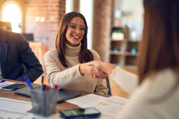 Grupp Affärsanställda Ler Glada Och Självsäkra Arbeta Tillsammans Med Leende — Stockfoto