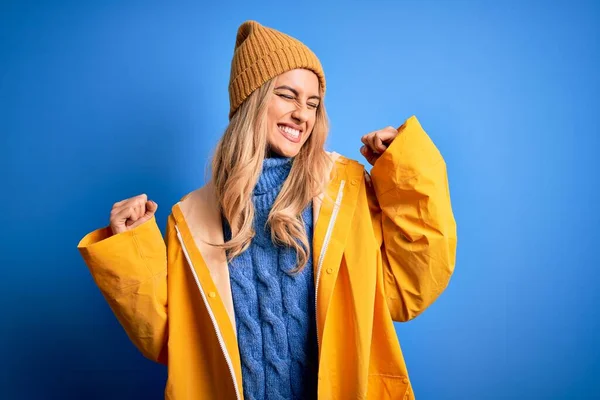 Junge Schöne Blonde Frau Regenmantel Für Regnerisches Wetter Vor Blauem — Stockfoto